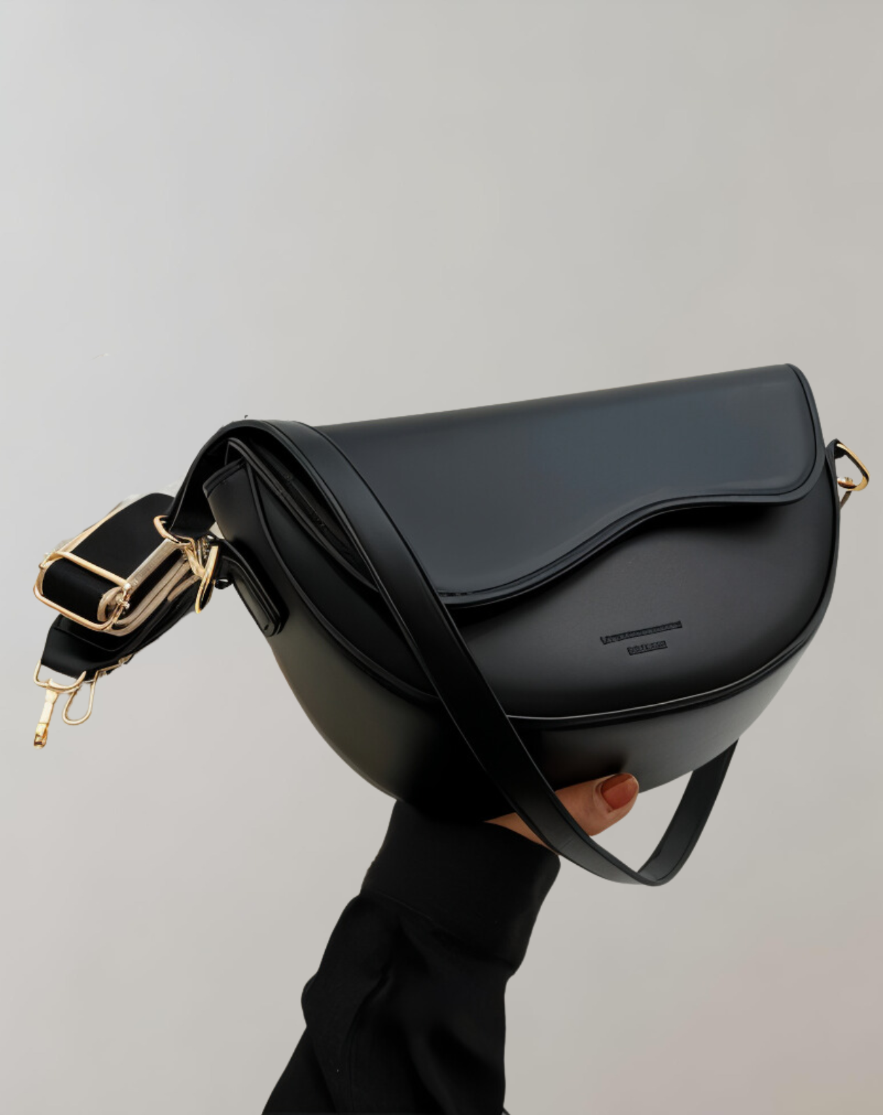 Emma - Sac bandoulière incurvé en cuir végétalien